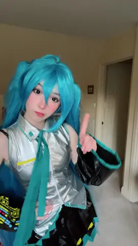 This trend is so cute #miku #hatsunemiku #vocaloid #vocaloidcosplay #mikucosplay #hatsunemikucosplay #cosplayer #cosplay #canthinky 