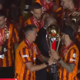 once kerem olmadan kupayi kaldirmamasi daha sonra kalabalikta keremi arayip buldugu an sarilmasi..  icardinin kerem sevgisi sandigimizdan daha buyuk 🥰 #keremaktürkoğlu #keremaktürkoğlu💛❤️ #keremaktürkoglu #icardi #mauroicardi #galatasaray #keremicardi 