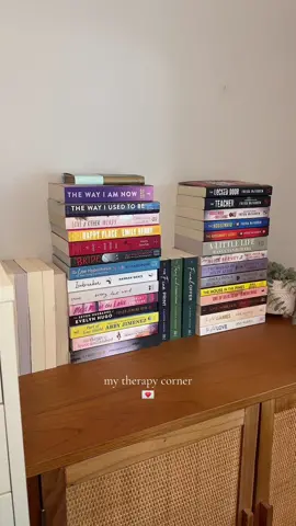 I love my little corner sm 🫶🏼🥹 also someone please tell me how to get out of a reading slump 