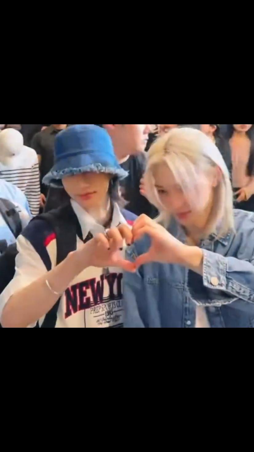 Reporters asked them to make hearts together🫶🫶 Stray Kids heading to Chicago for #lollapalooza ~Have a safe flight my sons 8️⃣❤️✈️  [31.07.2024] #airport  #hyunlix #hyunlixedit #hyunlixmoment #hyunlixisreal #eyesdontlie #hyunlixlove #황현진 #hwanghyunjin #리펠릭스 #leefelix #hyunjin #felix #yongbok #fy #fyfyfyfyfyfyfyfyfyfyfyfyfyfyfyfyfyfy #fyp #foryou #following