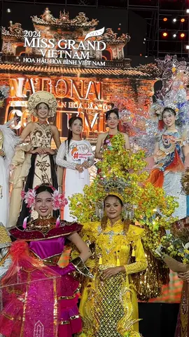 Đại diện NTT Muối Tôm Như Ý cùng các thí sinh Miss Grand Vietnam 2024 và chủ tịch Phạm Kim Dung tại đêm National Custome. #MissGrandVietnam #MissGrandVietNam2024 #SenVang  #Muoitomnhuy 