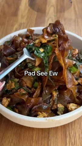 Day 83 of 100: Pad See Ew 💚 The recipe is on my blog imafoodie.com.au or google im a foodie Pad See Ew and it will be the first recipe to pop up 🥰  #padseeew #noodles 