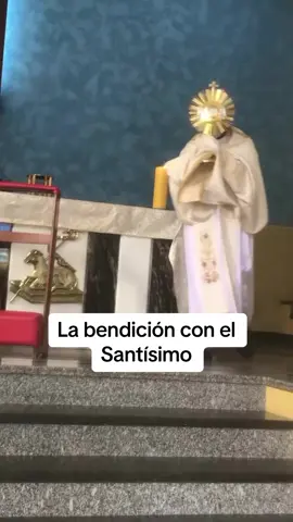 La bendición con el Santísimo #iglesiacatolica #catolicotiktok #catholictiktok #familiacatolica 