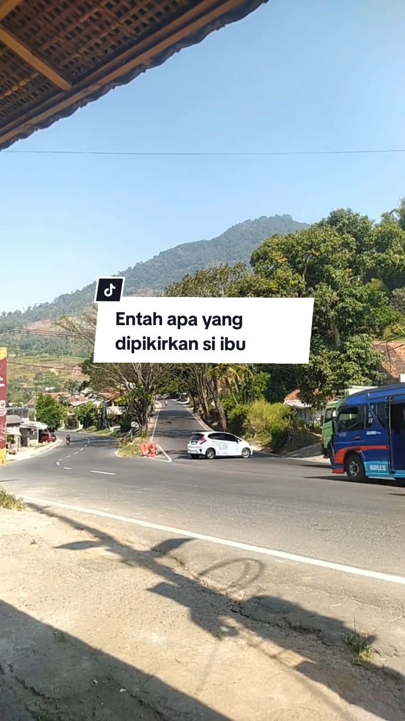 #LIVEhighlights #TikTokLIVE #LIVE untung tidak terjadi kecelakaan, kelalaian dalam berkendara. hati2 untuk para pengendara jangan sampai seperti di video. #infojawabarat #nagreg #bandung #infolakalantas #lalulintas 