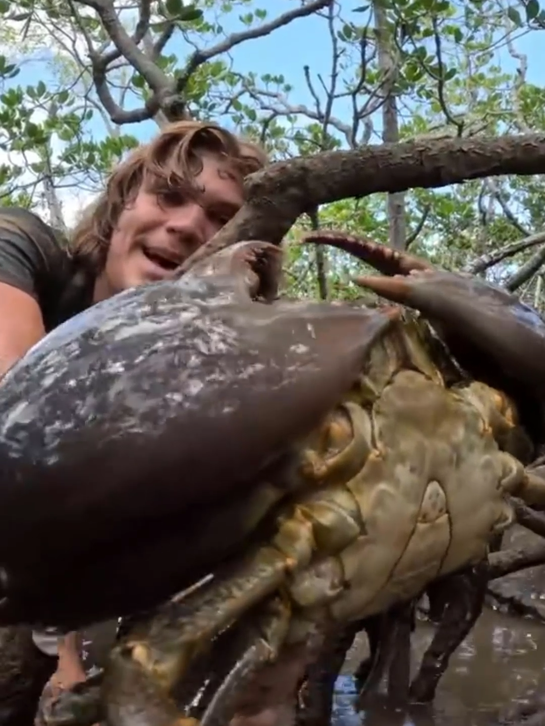 #survival #bushcarft #fishing #huntingcrab #viralvideo