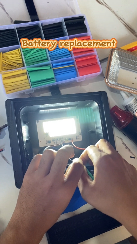 Paano magpalit ng battery sa solar flood light #solar  #solarbaterry 