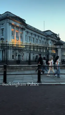 Buckingham Palace🇬🇧#london#buckinghampalace #londonlife #londontiktok#beautifulview #amazing#viral #tiktok#❤️ #🇬🇧#lovegreatbritain #uk🇬🇧 #placetovisit #PlaceToVisit 