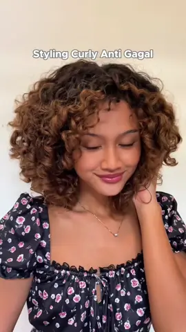 Styling curly tanpa gagal!💖 #SalonsBestChoice #PutriHairChoice #KuatTernutrisiAlaSalon #putri #putrihairtonic #curlyhair 