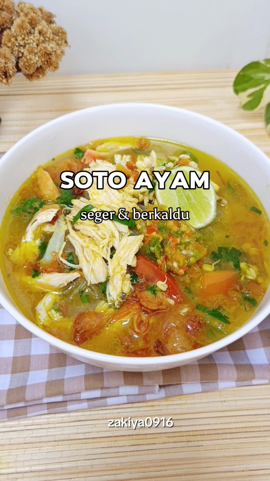 Enak banget wajib coba !!! 😍 btw akhir2 ini Lagi suka banget makan makanan berkuah, kebetulan aku punya stok sohun dari @sohunkembangmatahari akhirnya ngide deh bikin soto ayam hihihi aku suka banget sama tekstur sohun nya yang lembut, kenyal trs gak gampang putus, mantap pokoknya 😍 #sotoayam #resepmasakan #sotoayamsurabaya #sotoayamlamongan #resepenak #sohunkembangmatahari 