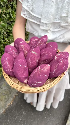 まるで本物！もちもちさつまいもパン🍠 米粉を使ったパン生地に 低温でじっくりと焼き上げた芋あんを包み焼き上げた まるで本物のさつまいものようなパン🍠 ねっとりホクホクとしたさつまいも餡と もっちりとしたパン生地の食感が絶妙にマッチしていて美味しかった😋 こちらのコグマパンは通販にてお取り寄せも出来るよ！ めっちゃおすすめ🤍 📍愛知 「花餅Sung」 コグマパン 300円 #愛知カフェ #愛知グルメ #パン #japanesefood #tiktokfood 