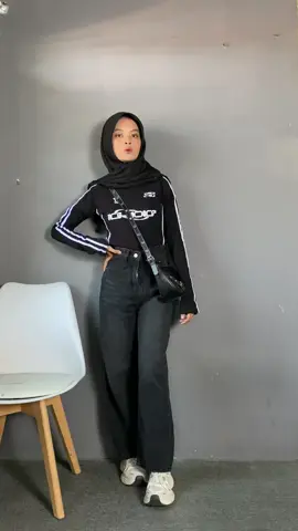 Ootd pake crop longsleeve lagi🫶🏻 #outfitideas #croplongsleeve #woodlays #croptop #y2koutfits #ootdhijab #lulujeans  #jeansoutfit #fyp 