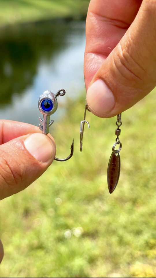 The new hurricane eye spin hook🔥available now the link is in my bio!  #urbanfloridafishing #southfloridafishing #fishingvideos #floridafishing #strykerswimbaits #hurricaneeyespinhook #freshwaterfishing #bassfishing #fishing #peacockbassfishing #pondfishing 