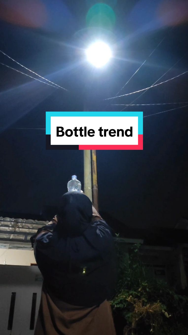 Main air malam malam 😅# #trandbotol #fypシ #fypシ゚viral #airbotolviral #bottleviraltiktok 