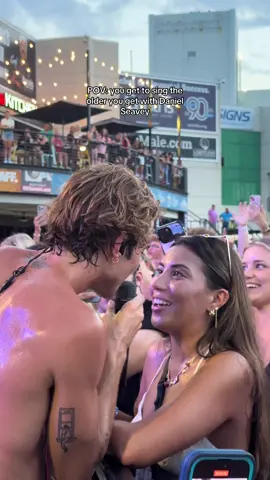 I would do anything to be this girl @Daniel Seavey #danielseavey #newmusic #OnTour #singing #with #fan #angle #viral #fyp #theolderyouget #homeisaperson #concert #bensonboone 