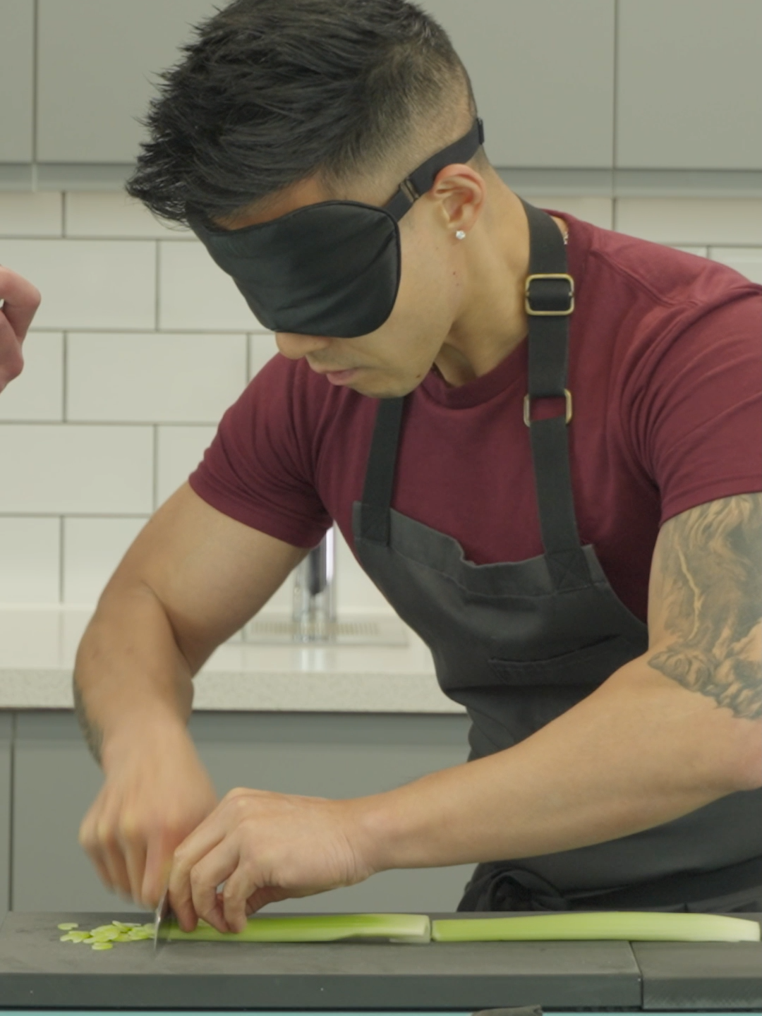 Most slices of celery sliced while blindfolded in 30 secs ⏱️ 125 by Wallace Wong aka “Six Pack Chef” @w2sixpackchef 🇨🇦
