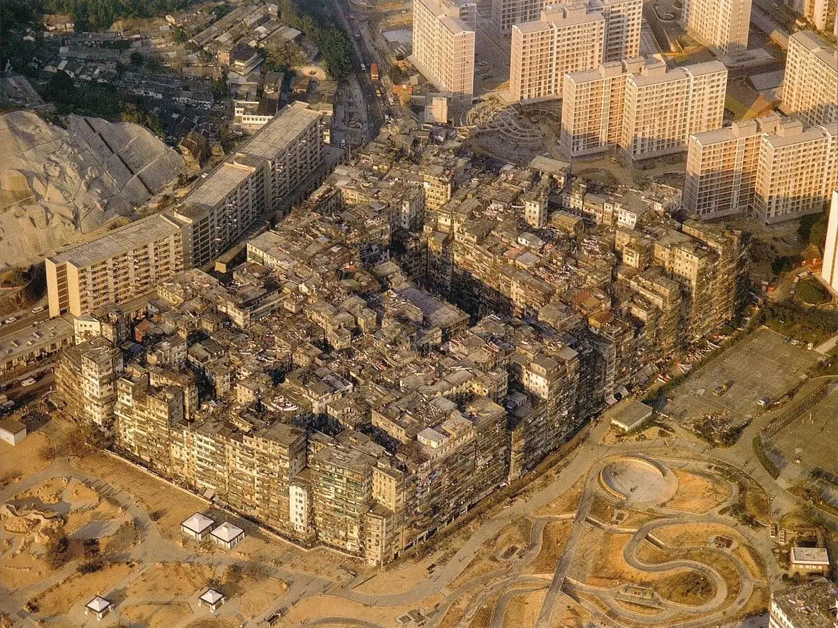 The Kowloon Walled City was an extremely densely populated enclave in Hong Kong, famous for its anarchic conditions and unique architecture. Originally a Chinese military fortress, it grew after World War II into a slum with about 33,000 residents crammed into just 2.6 hectares. Lacking formal administration and law enforcement, the city developed its own order. Buildings were tightly packed, often ignoring official building codes, creating a labyrinthine network of narrow alleys and dark corridors. In 1993, the government evacuated the city, and it was completely demolished by 1994. Today, the Kowloon Walled City Park commemorates this unique chapter in Hong Kong’s history. #viral #foryoupage #foryou #fyp #fy #xyzbca #goviraltiktok #kowloonwalledcity #hongkong #synepz 