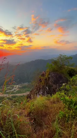 aku kamu dan gunung jaran misalnya #pacitanhitz #art_josari #pacitan24jam #sunset #fyp 