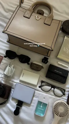 everything i carry in my personal item travel bag 🤍 #creatorsearchinsights #latinacontentcreator #carryonbag #canong7x #whatsinmybag 