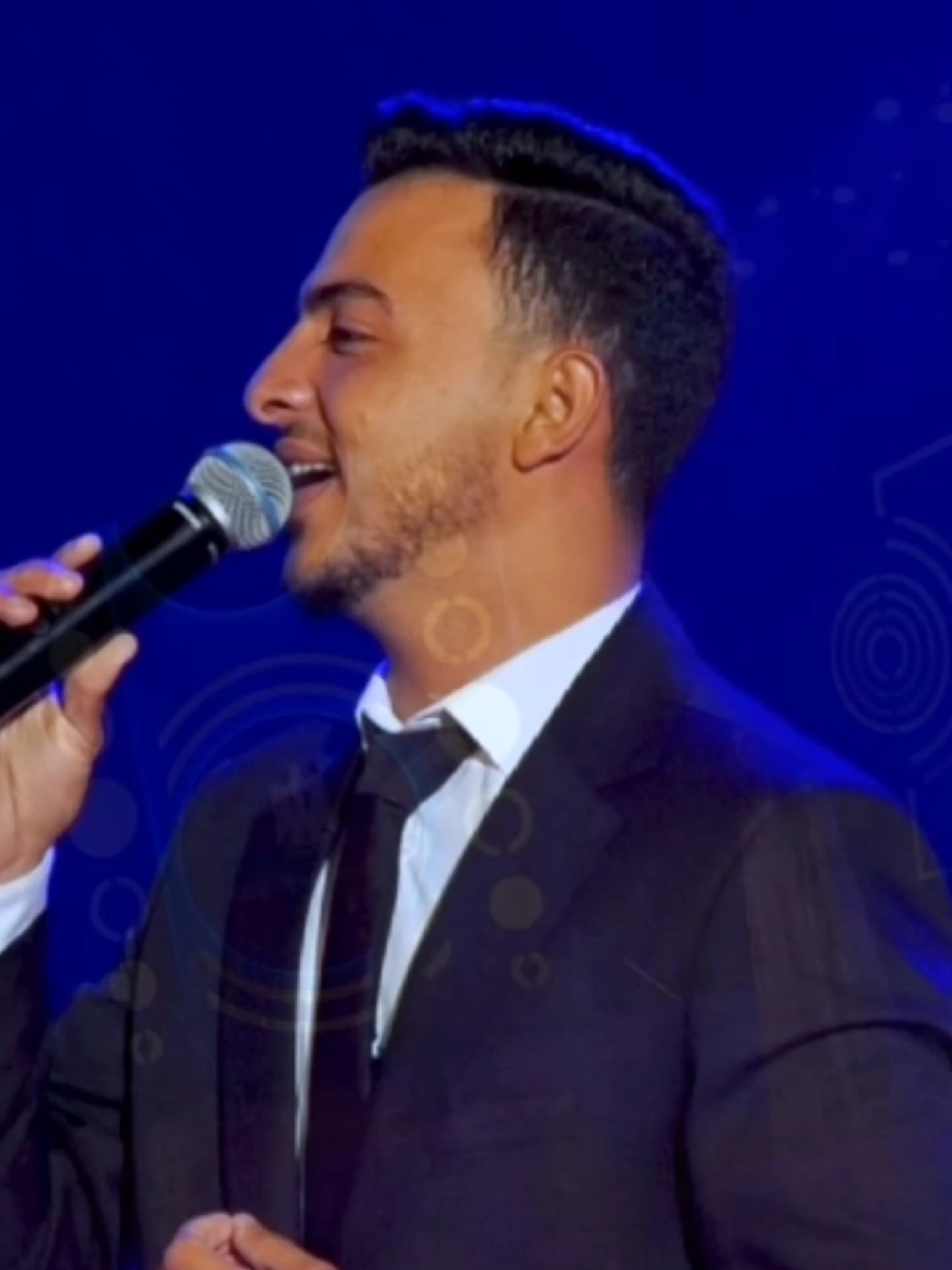 لما تغنى للتهامى فى وجود التهامى نفسو 😂❤️  #اكاد_من_فرط_الجمال #المنشد_محمد_مسعود #محمود_التهامى 