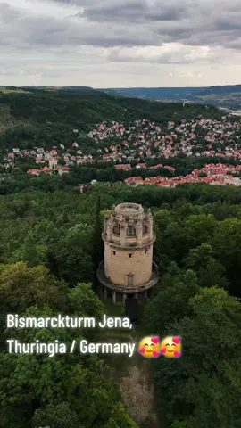 Ausflugsziele in Jena und Thüringen.  Der Bismarckturm auf dem Gipfel des 328 Meter hohen Tatzend. Betrachtet aus luftiger Höhe.  😍😍 #jenafotografx  #deinjena  #meinjena  #bismarckturm  #bismarckturmjena  #visitjena #jenaparadies  #jena #ausflugstipp  #ausflugszielejena  #nature_takes_over  #drohnen_shot  #drone  #dronephotography  #dronevideo  #thueringen  #thueringen_entdecken  #tower #monumental  #monument  #history #sehenswürdigkeiten  #sightseeing  #germany  #thuringia 