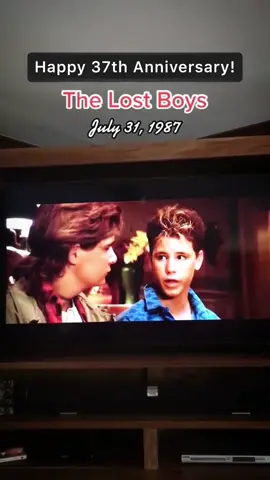 ‘The Lost Boys’ released in theaters 37 years ago today on July 31, 1987 🎥🧛🏻‍♂️🩸 “Great…the bloodsucking Brady bunch.”  #80s #genx #favoritemovies #ilovethe80s #thelostboys #80smovies #80sthrowback #80skid #childhood #memories #coreyhaim #coreyfeldman #diannewiest #edwardherrman #jamisonnewlander #foryoupage 