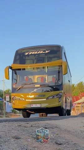 Melintas perdana Unit Baru Raja Trans dengan julukan “Truly”. Bus Sleeper Comby pertama yang masuk Manado  #cctvbmr #lintassulawesi #driversulawesi #busakap #bussleeper #busidtiktok #busmania #volvo #skylender #newarmadakaroseri #volvob11r450hp #euro5 #fy #fypage #fypシ゚viral #busviral 