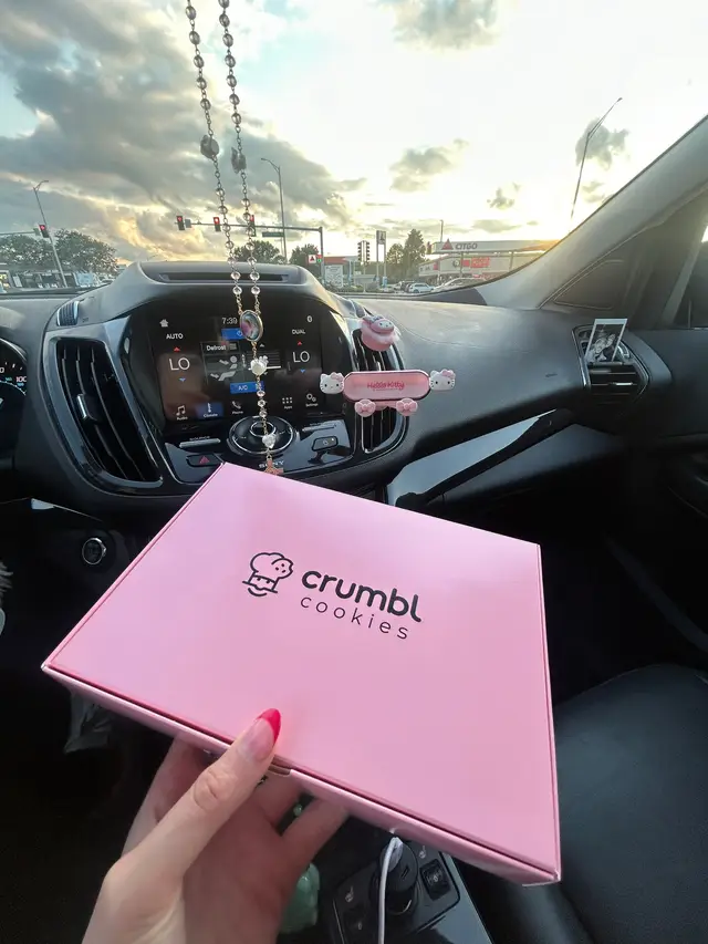 Only bc its $18 for 4 small ones and less for the 4 pack of big ones so to me its not worth it but maybe im just big back 😭 #fyp #crumbl #crumblcookies #minimonday 