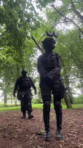 Loki loves picking his friends up, and displaying his strength. ft. @Loki  #foryoupage #fyp #foryou #tactical #cosplay #tacticalgear #cosplayer #cosplayers #airsoft #airsofter #airsoftinternational #collab #collaboration #mask #maskedmen #masked #scp #scpfoundation #neet #germany 