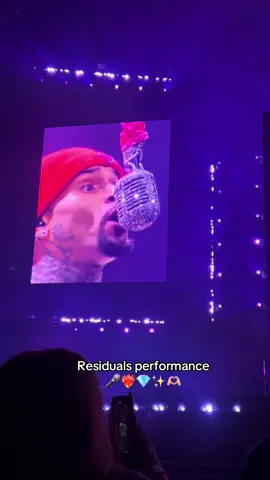 Replying to @Chavezzzz🍒 Check out that microphone 😮‍💨❤️‍🔥💎😍 #chrisbrownofficial #breezy #tour #fyp #chrisbrownconcert #chrisbrowntiktok #teambreezy #floorseatschrisbrown #1111tour #1111thealbum #viral #chrisbrownfans #trending @chrisbrownofficial 