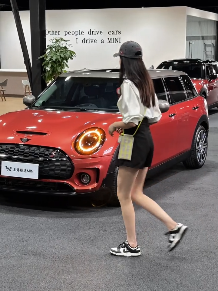 Gửi cho bạn những chiếc Mini Cooper Màu Đỏ #MiniCooper #sieuxe #codien #xethethao #nhagiau #khoexe #duaxe #supercar #cars #xehay #guucars