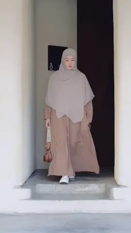 Kak @NatashaRizky93 strolling areound outfit ✨ #alurcerita #alurstorytellers #OOTD #ootdhijabstyle #abaya #abayastyle 