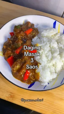 Daging masak 3 saos. ✨ 🌻 Bahan 1: - 1/4 Kg daging (iris sedang tipisnya, berlawanan arah serat) - 1/2 sdt Baking soda (untuk mengempukan daging) - 1 sdm Air - 1/2 sdm Desaku Marinasi - 1 sdm Minyak Goreng - 1 sdm Maizena (berfungsi mempermudah peresapan bumbu ke dalam daging) 🌻 Bahan 2 (Tumis): - 1/2 Biji Bawang Bombay (rajang) - 2 Cm Jahe (memarkan) - 1 Batang Bawang (potong 2 cm) - 3 sdm Margarin/ Minyak Goreng 🌻 Bahan 3 (Saos - dicampur) - 3 sdm Kecap Manis - 2 sdm Saos Tomat/Sambal - 1 sdm Saos Tiram - 1 bks Ladaku - 1 bks Desaku Bawang Putih Bubuk - 1 sdt Maizena - 5 sdm Air #masakanrumahan 