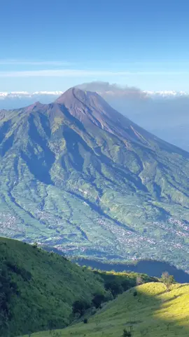 Gunung merapi tampak sangat gagah (lokasi gunung merbabu sabana 3 puncak suwanting)#gunungmerbabu #merbabuviasuwanting #sunrise #sunset #gunungmerapi #gunungindonesia #gunungsindoro #gunungprau #merbabu #CapCut #gunungsumbing #mountain #fyp 