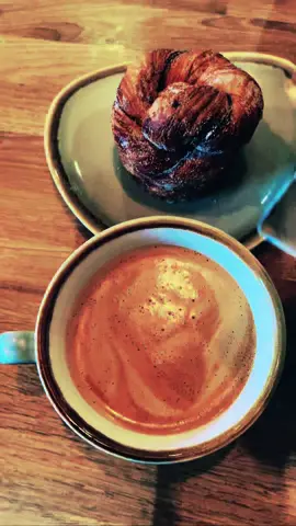 Beeakfast time…#80stonecoffeeroasters #lamarzocco #coffeehouse #coffeeshop #morethanjustacoffeeshop #cinnamonbun 