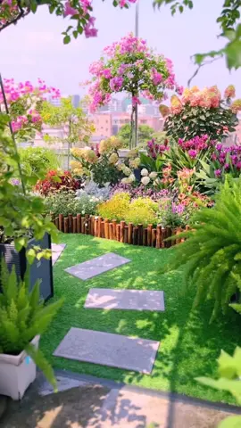 Chào mừng bạn đến với vườn hoa trên sân thượng. Đây là nơi lý tưởng để thư giãn và hòa mình vào thiên nhiên. Hãy cùng khám phá và cảm nhận sự yên bình và tươi mới mà khu vườn này mang lại. #VườnHoaSânThượng #HoaRựcRỡ #KhôngGianXanh #ThưGiãn #ThiênNhiên