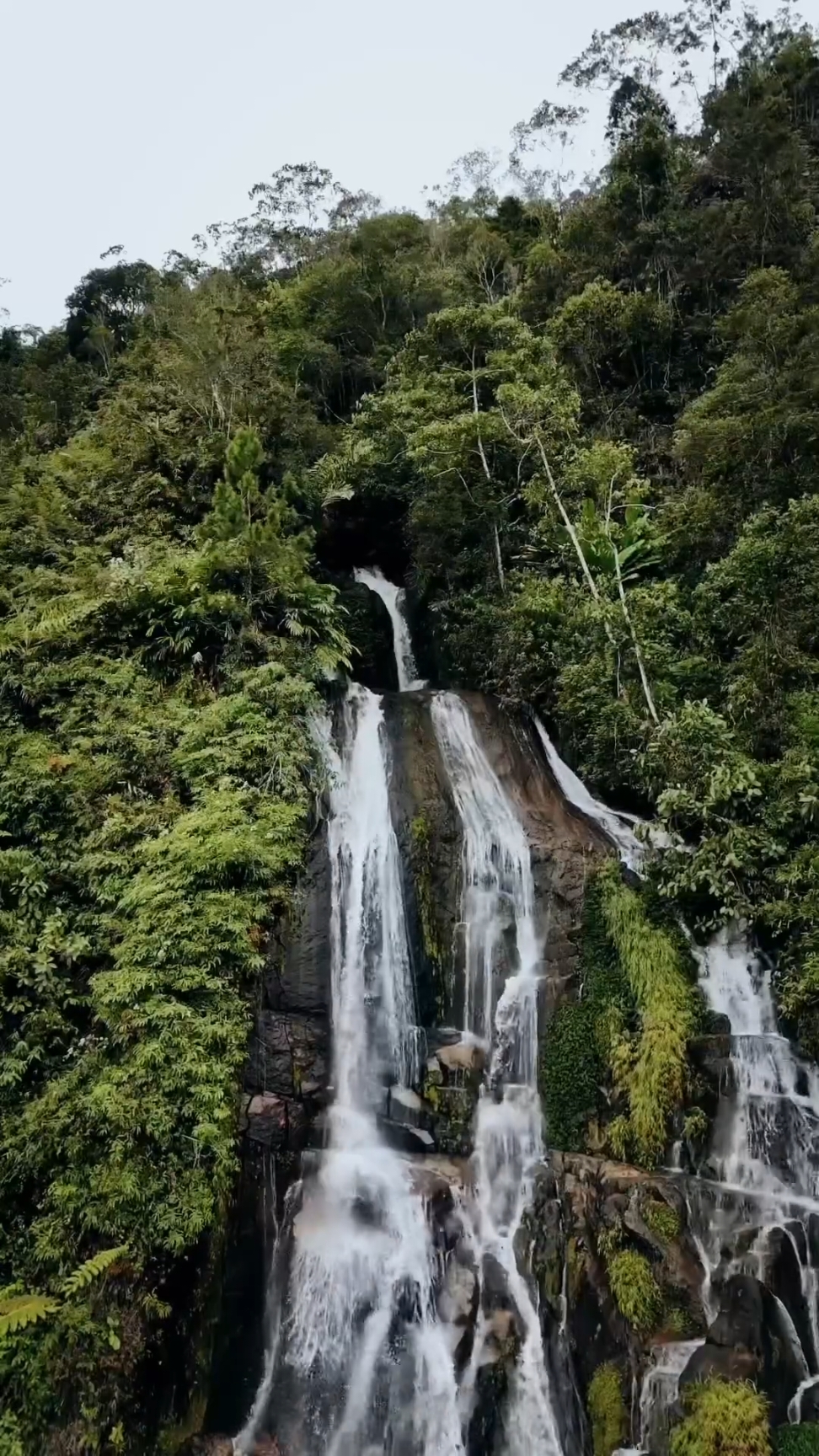 Pesona Air Terjun Siboruon 📹 IG : fransmagel #airterjun #waterfall #balige #wisatabalige #wisatasumut #pariwisatasumaterautara #sumut #fyp #fypシ #tiktok #viral 