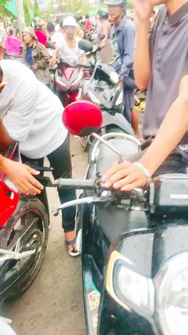 ##ဆီဆိုင်တကာလှည့်ပြီးဆီထည့်နေရတဲ့အဖွဲ့ကပါ #ဘဝတူတွေရှိရင်တူလို့မန့်ခဲ့ပ့😔 #tiktokmyanmar🇲🇲 #effect #follow #foryou 