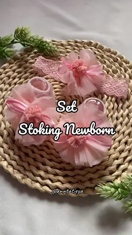 Alolo comel je set ni siap ada headband lagi 😍 #stokingmurah #stokingwithheadband #stokingbabycomel #stokingbabynewborn #babyheadband 