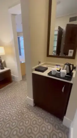 فندق كونراد جبل عمر يقع علي شارع ابراهيم الخليل  جناح غرفه وصاله مطل حرم من افخم فنادق مكة المكرمه الاكثر شهره والاكثر طلبا الفندق قريب جدا من ساحه الحرم اكبر مساحه للغرف والاجنحه واطلاله متميزه علي ساحه الحرم يقع مقابل مدخل باب الملك فهد #explore #السعودية #الحرم_المدني #جبل_عمر #فنادق_مكة #الحرم_المكي 