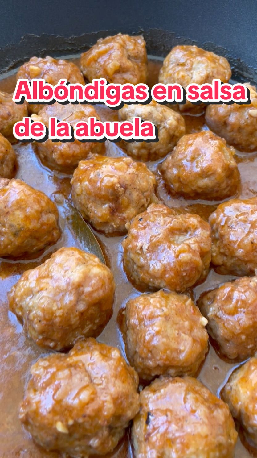 🍴 Apúntate esta receta de albóndigas en salsa que están para chuparse los dedos (Receta escrita abajo) 〰️〰️〰️〰️〰️〰️〰️ 💥 INGREDIENTES 〰️〰️〰️〰️〰️〰️〰️ - 1 huevo - 60 ml de leche - 50 gr miga de pan - 1 diente de ajo - Perejil fresco - Pimienta y sal - 300 gr carne picada de ternera - 300 gr de carne picada de cerdo - Harina de trigo - Aceite de oliva virgen extra - 1 diente de ajo - 1 cebolla - 3 cucharadas sopera de tomate triturado - 200 ml de vino oloroso - Hojas de laurel - 800 ml de caldo de carne o ave 〰️〰️〰️〰️〰️〰️〰️ 💥 ELABORACIÓN 〰️〰️〰️〰️〰️〰️〰️ 1. En un bol echar un huevo y un chorrito de leche. Batir y agregar la miga de pan. Mezclar para que empape. 2. Añadir un diente de ajo picado, perejil fresco, pimienta molida y un poco de sal. Mezclar. 3. Echar la carne de cerdo y ternera picada y con las manos bien limpias, mezclar hasta que esté todo bien integrado. Reposar una hora en la nevera. 4. Bolear las albóndigas y pasar cada bolita por harina de trigo, eliminando el exceso hasta que quede una capa muy fina de harina. 5. Poner en una olla un chorrito de aceite de oliva, calentar y freír las albóndigas dando la vuelta para que se cocinen bien por todos lados. Sacar a un plato y reservar. 6. En el mismo aceite cocinar a fuego medio un ajo y una cebolla bien picados con una pizca de sal hasta que se ablanden. 7. Incorporar el tomate triturado y cocinar unos minutos. 8. Echar vino oloroso (o vino blanco) con unas hojas de laurel y hervir hasta que reduzca casi por completo. 9. Añadir el caldo de carne o de ave y devolver las albóndigas a la cacerola. Cocinar con la tapa puesta unos minutos y listo. 😋 Guárdate la receta en favoritos o hazle un pantallazo para tenerla siempre a mano. 👏 Dale a me gusta, comenta o comparte. Con estas pequeñas acciones me ayudas mucho. ¡Gracias! . . . . . #yhoyquecomemos #recetas #comida #recetasfaciles #recetasrapidas #foodporn #Foodie #yummy #food #foodvideo #foodblog #viral #parati #albondigas 