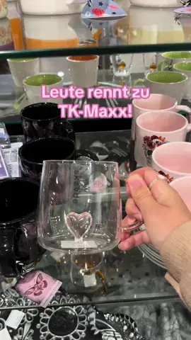 Leute rennt nicht, fliegt- nein- teleportiert euch zu @TK Maxx ! Die Tasse ist so unglaublich schön🥹💗 #shopping #shopwithme #shopperlenzauber #perlenzauber #perlenzaubershop #tkmaxx #tkmaxxhaul #letsgoshopping #renntzutkmaxx #viral #pinklover 