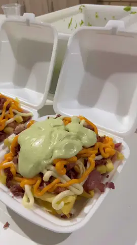 😍 A batata mais querida da hamburgueria, nossa BATATA MALUCA 😍. 🍟300g de fritas c/bacon, calabresa, maionese caseira, queijo, cheddar e catupiry, por R$25,00. #food #deliveryfood #batatafrita #batatamaluca #fome #batatafrita #foryou #marifernandez #zefelipe #virginia #viral #fome #food 