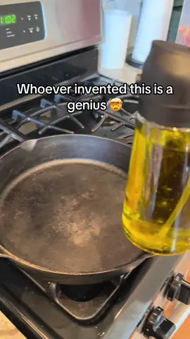🤯😳Never going back to non stick spray #fyp #oliveoil #oildispenser #oil #tiktokshop 