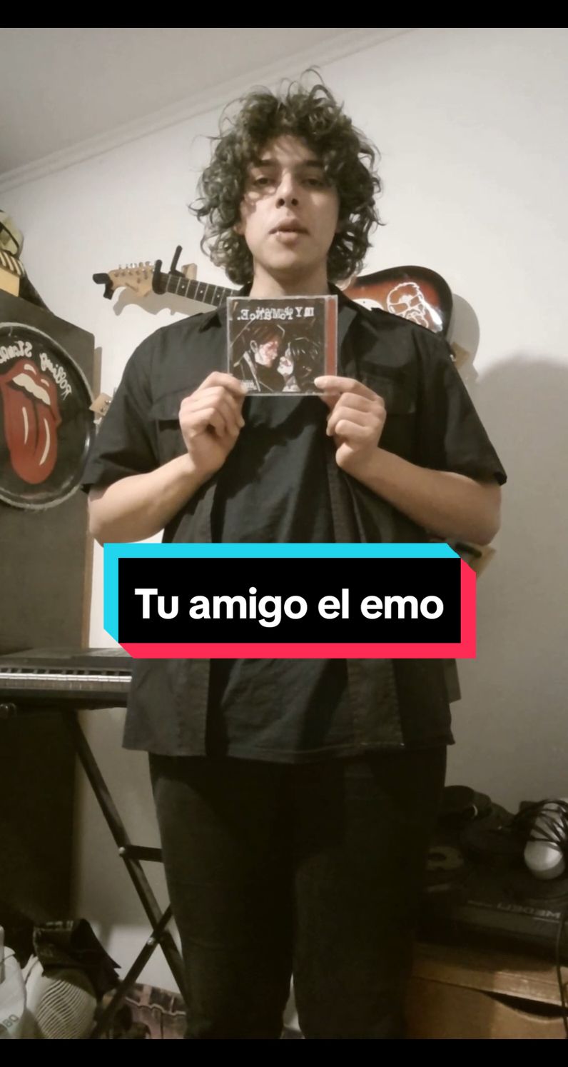 Mi romance con el químico . . . . . . . . . . . . . . . . #guitarra #punk #punkrock #fyp #music #rockmusic #poppunk #emo #emoboy #femboy #emogirl #rock #rocknacional #mychemicalromance #gerardway #emocore #scenekid 