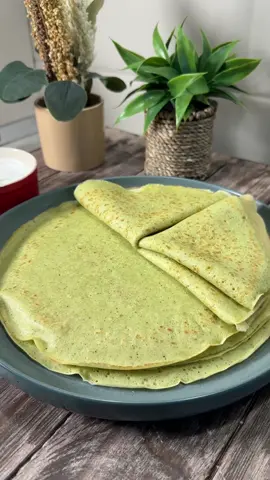 😍КАБАЧКОВІ МЛИНЦІ - неймовірно-смачне відкриття для мене ✔️ Маленьке прохання - якщо зберегли собі рецепт, скиньте в коментарі ➕ і поставте ❤️, мені це дуже важливо🙏 ✅Нам знадобиться: 🔹130г борошна 🔹200г молока🥛 🔹3 яйця🥚 🔹сіль, перець, сушений часник 🔹пучок кропу 🔹300г кабачка 🔹20г вершкового масла🧈 для соусу: 🔹4-5 зубчиків часнику 🔹пучок кропу 🔹150г сметани ⏳час приготування: 25хв  📊КБЖВ на 100г млинців: К.111 Б.5.6 Ж.2.7 В.16.1 🕰Прийом: обід, перекус, сніданок ⚖️вага всієї порції - 650г 📌масу можна і не блендерити, а все змішати, а кабачок дрібно натерти терткою 🔸в блендер вливаємо молоко, всипаємо борошно,  гарно вимитий кабачок, розбиваємо яйця, вкидаємо шматок масла, додаємо сіль, перець, сушений часник, кріп. Все перебиваємо в однорідну масу 🔸 смажив млинці, на мінімальному вогні. Приблизно 1хв з одного боку, і ще 30сек з іншого 🔸 до млинців раджу соус - змішати сметану із давленим часником і дрібно рубленим кропом Всім смачногооо😘 #млинці #млинцірецепт #food #кабачок #кабачкирецепт 