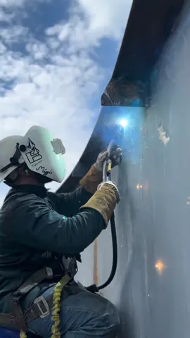 Burning some overhead Dual Shield #dualshield #overhead #datboimiggzllc #miller #millerwelders #weld #welder #ilove #welding #metal #steel #watertower #tank #tanking #tankie #tankwelder #fyp #fypシ #ironwork #good-vibes #goodvibesonly 