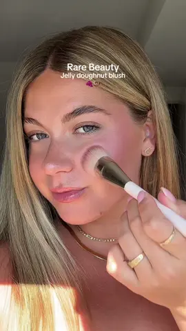 Using a liquid highlighter with a liquid blush tones down the shade but gives the most beautiful lit from within glow ✨ #jellydoughnutblush #blush #blushtrend #trend #rarebeauty #rarebeautyblush #rarebeautyblushhack #blushhack @Rare Beauty 