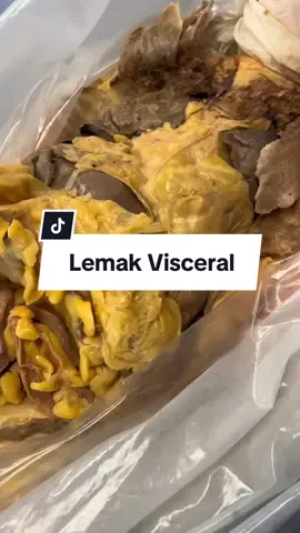 Ini adalah Lemak Visceral. Video dari : @instituteofhumananatomy Menggunakan cadaver untuk mempelajari detail anatomi dan fisiologi manusia. Lemak Subkutan (dibawah kulit) itu masih bisa dicubit, Lemak Visceral tidak bisa. Dan tebak-tebak, dari manakah Lemak berlebih ini masuk? Apakah dari tangan kita? Apakah dari kaki? Apakah dari kuping? Hidung? dari kulit? Benar, bukan dari itu semua, satu-satunya pintu masuk bahan baku lemak Visceral adalah....Mulut. Lemak sebanyak ini tidak akan tertumpuk dalam sehari semalam, tetapi lemak sebanyak ini mungkin adalah selisih berat badanmu 5 tahun yang lalu dgn berat badanmu sekarang. Tanpa sadar selama ini kamu sudah pilih kasih, hanya menyayangi dan memanjakan Lidah, Tapi hebatnya, Jantungmu tidak protes. Hatimu tidak protes. Ginjalmu tidak protes. Ususmu tidak protes. Pankreasmu tidak protes. Mereka tetap bekerja keras untuk kamu, memberikan yang terbaik untuk kamu, menjalankan fungsi dan peran sebaik baiknya dan sehormat hormatnya, untuk kamu..# Kenapa? Karena mereka sayang sama kamu. Sekarang, andai rasa sayangmu ke mereka, separuh saja rasa sayang mereka ke kamu. Pasti mereka menangis bahagia. ————————————— PR: berapa presentase lemak ideal dalam tubuh, yang tidak memberatkan kerja Organ-organ dalam? Pada laki-laki di bawah brp %? Pada wanita di bawah brp %? #giaceritaanatomi #tentangtubuh #Lemak