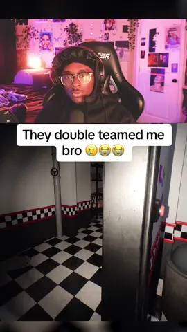 Tbey for real double teamwd me bro 🥲😭😭 #fnaf #jumpscare #fivenightsatfreddys #nafsecuritybreach #horrorgame 