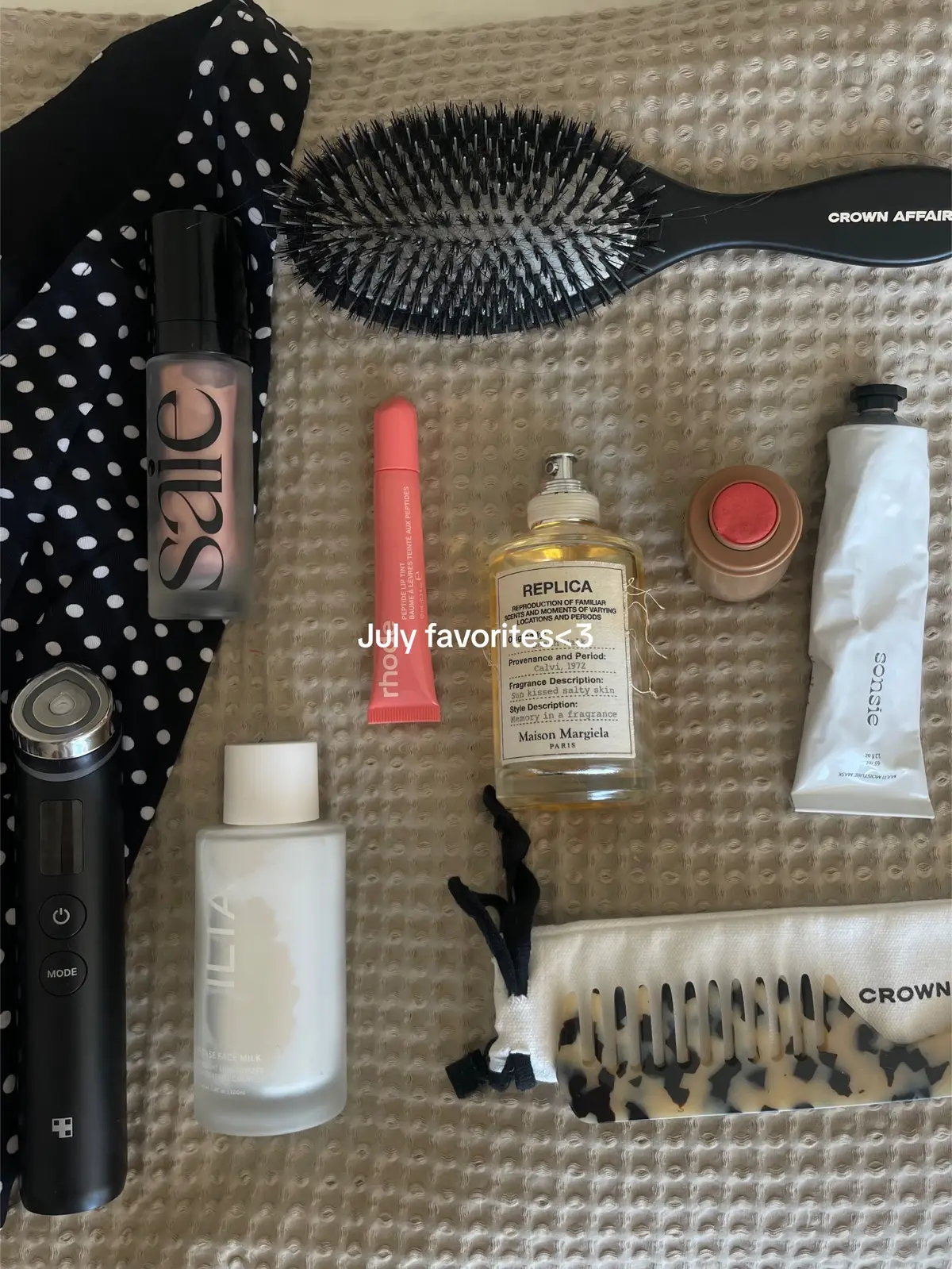 July favsss<3 #favoriteshaul #favoriteproducts #monthlyfavorites #beautyfavorites #beautyproducts #haul @Dolce Vita Footwear @gap @medicube_official @ILIA Beauty @Saie @Crown Affair @sonsie @rhode skin @Princess Polly 